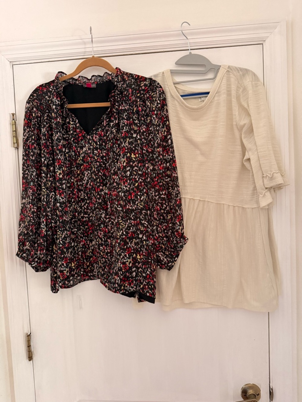 XL Bundle Vince Camuto blouse and Wonderly top